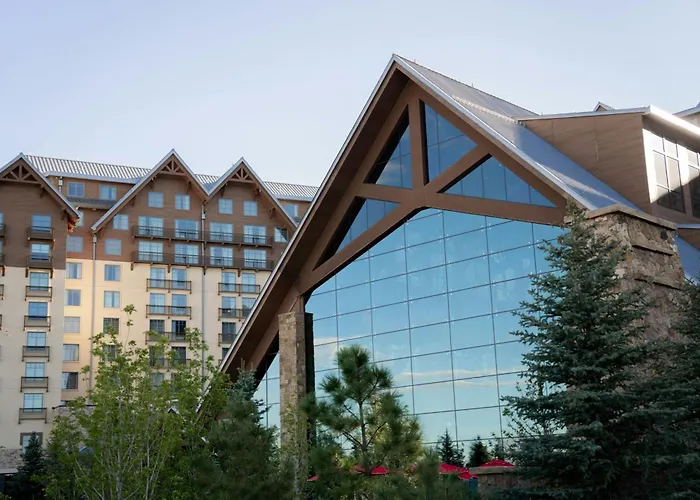 Best 14 Spa Hotels in Aurora for a Relaxing Getaway